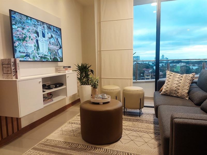 Living del departamento Premium en Macororo con ventanal y vista abierta