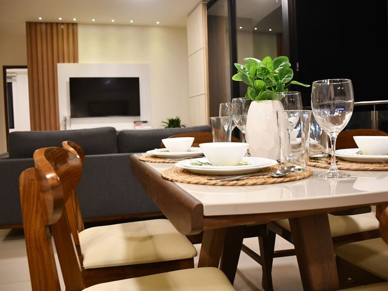 Comedor del departamento Premium en Macororo con mesa servida