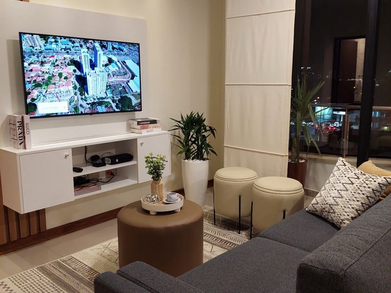 Sala de estar del departamento Premium en Macororo iluminada de noche