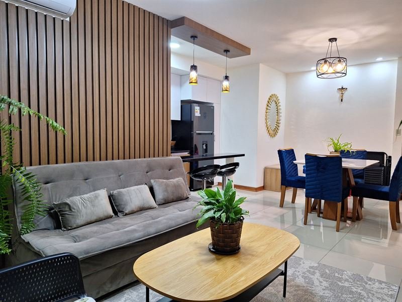Living del departamento 2D Familiar y Moderno con panel de listones de madera