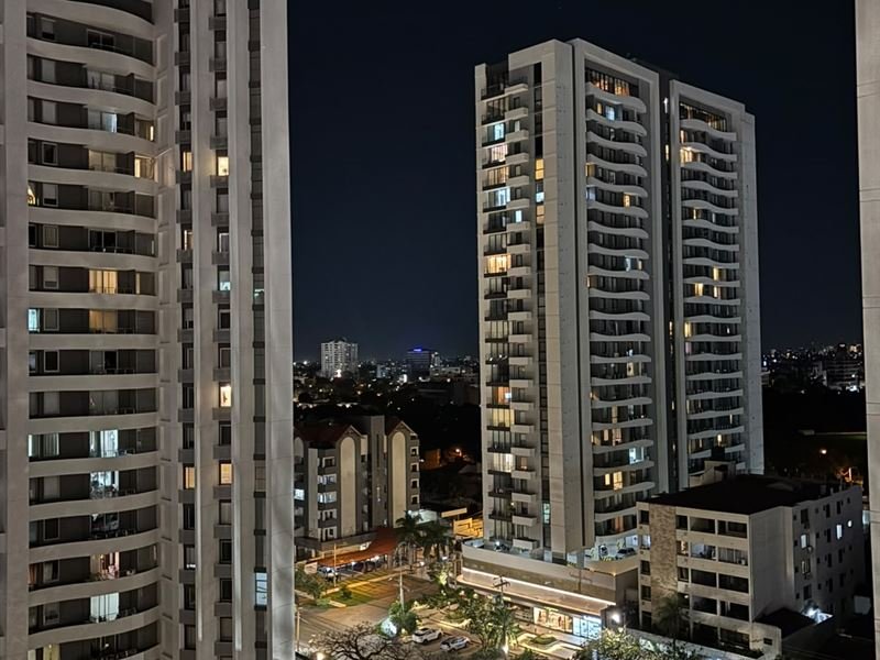 Vista nocturna de la ciudad desde el balcón del departamento 2D Familiar y Moderno