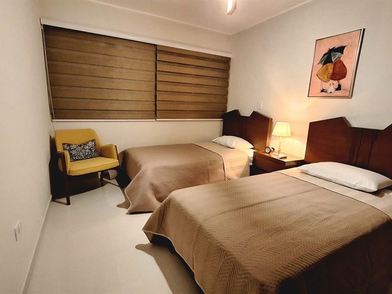 Dormitorio con dos camas individuales del departamento Amplio 3 Dormitorios